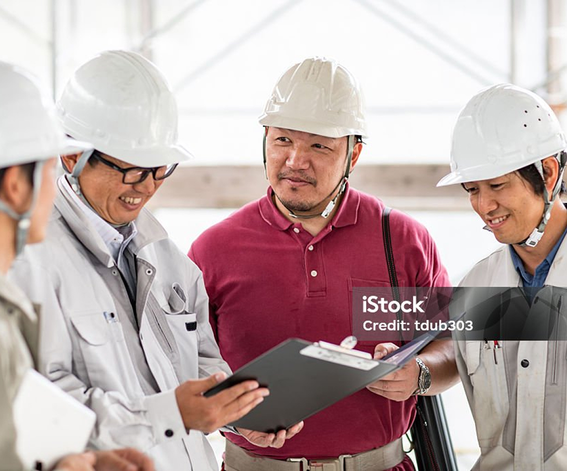 作業進捗を確認している人